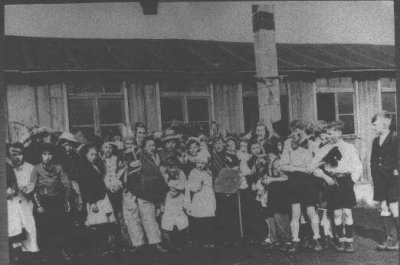 Schuljugend mit Lehrer Schmitz Karneval
    1948
